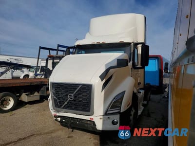 Drugie zdjęcie samochodu z przodu: 2023 VOLVO VNR - SEMI TRUCK VIN:4V4WC9EH2PN341292 - miniatura