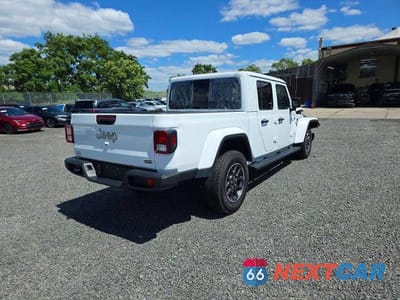 Czwarte zdjęcie samochodu z boku: 2023 JEEP GLADIATOR OVERLAND VIN:1C6HJTFG4PL533216 - miniatura