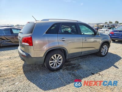 Trzecie zdjęcie samochodu z tyłu: 2011 KIA SORENTO LX VIN:5XYKT4A22BG175662 - miniatura
