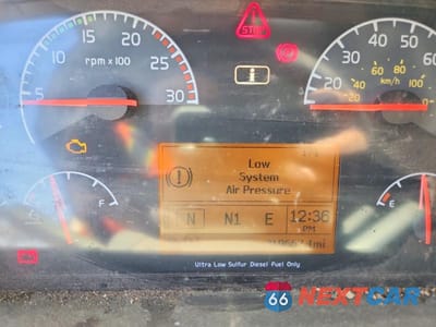 Zdjęcie 8 z 10 samochodu: 2016 VOLVO VNL SEMI TRUCK VIN:4V4NC9EH7GN934710 - miniatura