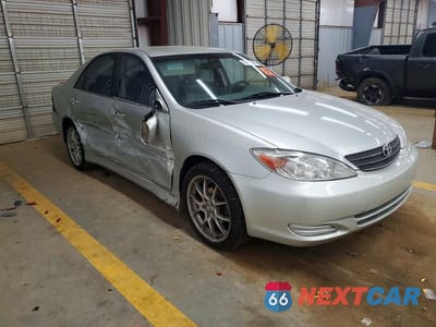 Czwarte zdjęcie samochodu z boku: 2003 TOYOTA CAMRY LE VIN:JTDBE32K330227956 - miniatura