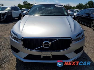 Piąte zdjęcie samochodu w środku: 2021 VOLVO XC60 T5 MOMENTUM VIN:YV4102RK2M1787681 - miniatura