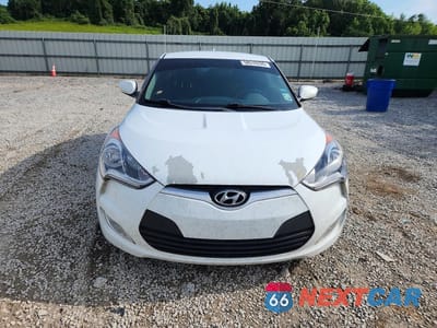 Piąte zdjęcie samochodu w środku: 2017 HYUNDAI VELOSTER BASE VIN:KMHTC6AD2HU312541 - miniatura