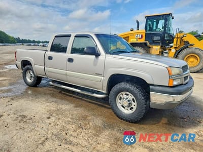Czwarte zdjęcie samochodu z boku: 2004 CHEVROLET SILVERADO C2500 VIN:1GCGC23U14F201103 - miniatura