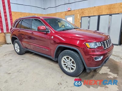 Czwarte zdjęcie samochodu z boku: 2019 JEEP GRAND CHEROKEE LAREDO VIN:1C4RJFAG3KC837412 - miniatura