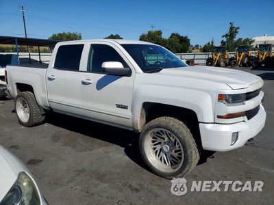 Czwarte zdjęcie samochodu z boku: 2018 CHEVROLET SILVERADO K1500 LT VIN:3GCUKREC1JG191315 - miniatura
