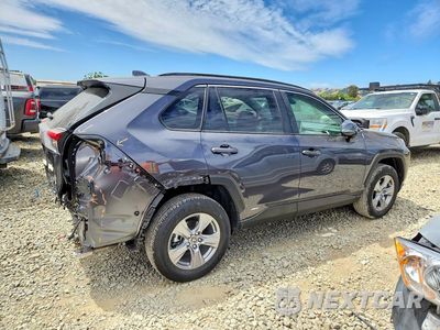 Trzecie zdjęcie samochodu z tyłu: 2025 TOYOTA RAV4 HYBRID XLE VIN:JTMRWRFV0SJ076747 - miniatura