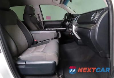 Piąte zdjęcie samochodu w środku: 2016 TOYOTA TUNDRA CREWMAX SR5 VIN:5TFEM5F19GX107282 - miniatura