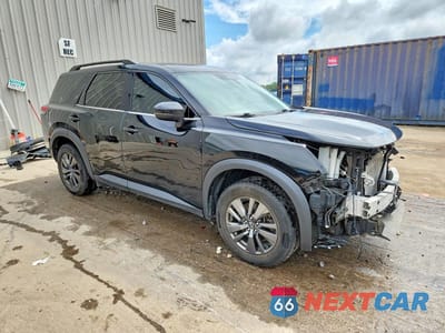 Czwarte zdjęcie samochodu z boku: 2022 NISSAN PATHFINDER SV VIN:5N1DR3BC2NC216563 - miniatura