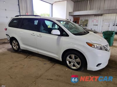 Czwarte zdjęcie samochodu z boku: 2017 TOYOTA SIENNA LE VIN:5TDKZ3DC5HS802993 - miniatura