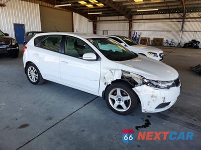 Czwarte zdjęcie samochodu z boku: 2012 KIA FORTE EX VIN:KNAFU5A24C5507242 - miniatura