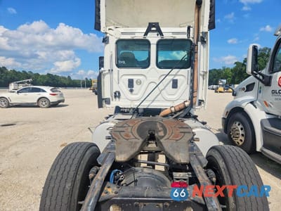 Zdjęcie 6 z 10 samochodu: 2015 FREIGHTLINER CASCADIA SEMI TRUCK VIN:3AKBGBDV6FSGG8488 - miniatura