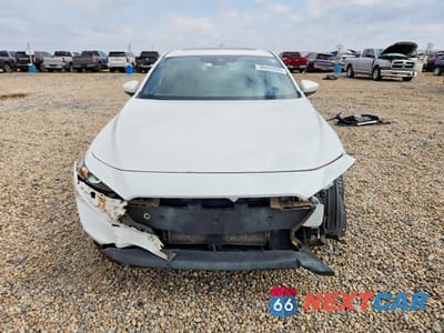 Piąte zdjęcie samochodu w środku: 2021 MAZDA 3 PREFERRED VIN:JM1BPALL8M1404051 - miniatura