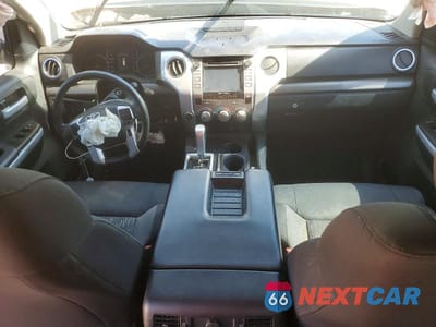 Zdjęcie 8 z 12 samochodu: 2018 TOYOTA TUNDRA CREWMAX SR5 VIN:5TFDW5F19JX724842 - miniatura