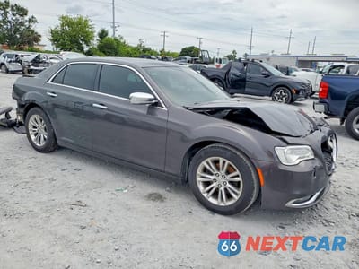 Czwarte zdjęcie samochodu z boku: 2015 CHRYSLER 300C VIN:2C3CCAEG0FH920672 - miniatura