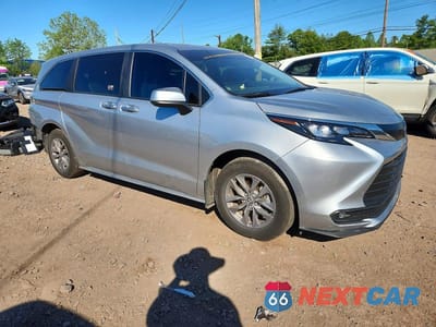 Czwarte zdjęcie samochodu z boku: 2025 TOYOTA SIENNA XLE 7-PASSENGER VIN:5TDYSKFC3SS163770 - miniatura