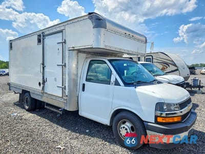 Czwarte zdjęcie samochodu z boku: 2018 CHEVROLET EXPRESS BOX TRUCK VIN:1HA6GVCG1JN001590 - miniatura
