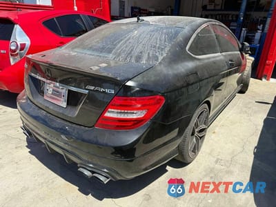 Czwarte zdjęcie samochodu z boku: 2013 MERCEDES-BENZ C 63 AMG VIN:WDDGJ7HBXDG068691 - miniatura
