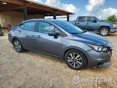 Czwarte zdjęcie samochodu z boku: 2020 NISSAN VERSA SV VIN:3N1CN8EVXLL857843 - miniatura