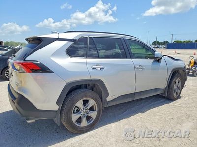 Trzecie zdjęcie samochodu z tyłu: 2025 TOYOTA RAV4 HYBRID XLE VIN:JTMRWRFV8SJ066385 - miniatura