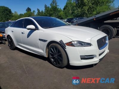 Czwarte zdjęcie samochodu z boku: 2019 JAGUAR XJ R - SPORT VIN:SAJWJ1CD2K8W19572 - miniatura