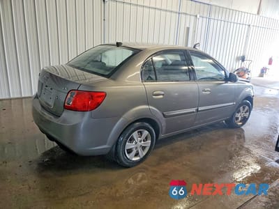 Trzecie zdjęcie samochodu z tyłu: 2011 KIA RIO LX VIN:KNADH4A38B6912561 - miniatura