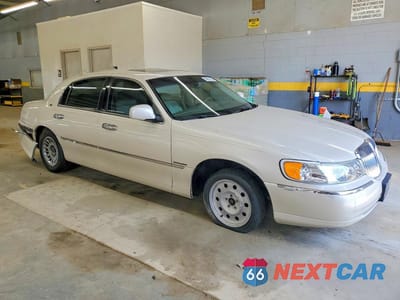 Czwarte zdjęcie samochodu z boku: 1999 LINCOLN TOWN CAR CARTIER VIN:1LNHM83W4XY622002 - miniatura
