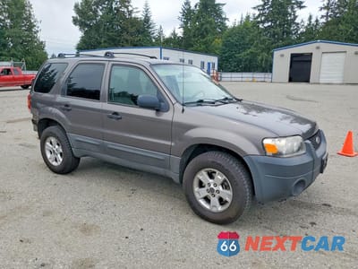 Czwarte zdjęcie samochodu z boku: 2005 FORD ESCAPE XLT VIN:1FMYU931X5KD11121 - miniatura