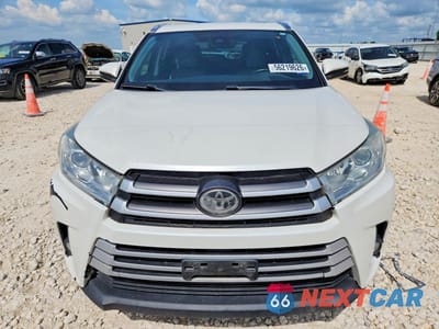 Piąte zdjęcie samochodu w środku: 2019 TOYOTA HIGHLANDER XLE VIN:5TDKZRFH5KS555851 - miniatura