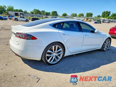 Trzecie zdjęcie samochodu z tyłu: 2014 TESLA MODEL S VIN:5YJSA1H19EFP40101 - miniatura