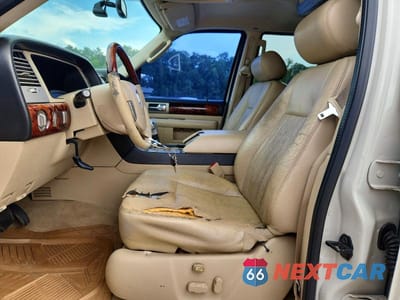 Zdjęcie 7 z 13 samochodu: 2005 LINCOLN NAVIGATOR VIN:5LMFU27575LJ13051 - miniatura