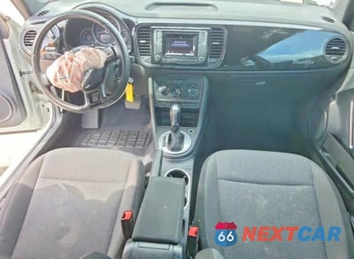 Zdjęcie 8 z 12 samochodu: 2018 VOLKSWAGEN BEETLE S/COAST VIN:3VWFD7AT6JM702853 - miniatura