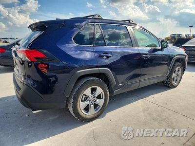 Trzecie zdjęcie samochodu z tyłu: 2022 TOYOTA RAV4 XLE VIN:JTMRWRFV7NJ054782 - miniatura
