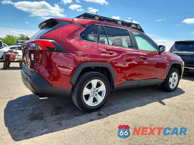 Trzecie zdjęcie samochodu z tyłu: 2021 TOYOTA RAV4 XLE VIN:4T3RWRFV1MU027075 - miniatura