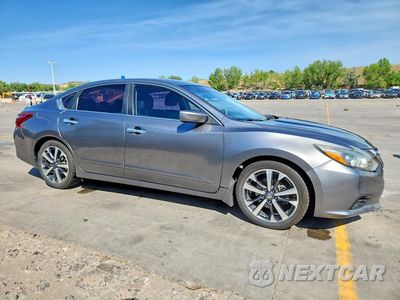 Czwarte zdjęcie samochodu z boku: 2017 NISSAN ALTIMA 2.5 SR VIN:1N4AL3AP9HC121313 - miniatura