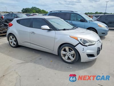 Czwarte zdjęcie samochodu z boku: 2013 HYUNDAI VELOSTER BASE VIN:KMHTC6AD0DU117838 - miniatura