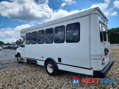 Trzecie zdjęcie samochodu z tyłu: 2022 FORD ECONOLINE E450 SUPER DUTY CUTAWAY VAN VIN:1FDFE4FNXNDC18111 - miniatura