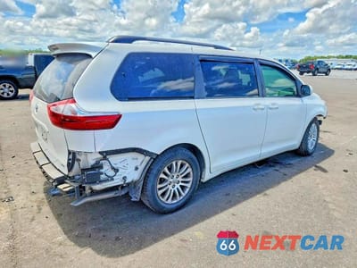 Trzecie zdjęcie samochodu z tyłu: 2017 TOYOTA SIENNA XLE 8-PASSENGER VIN:5TDYZ3DC1HS896381 - miniatura