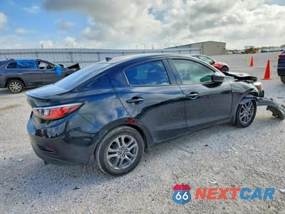 Trzecie zdjęcie samochodu z tyłu: 2019 TOYOTA YARIS XLE VIN:3MYDLBYV4KY506011 - miniatura