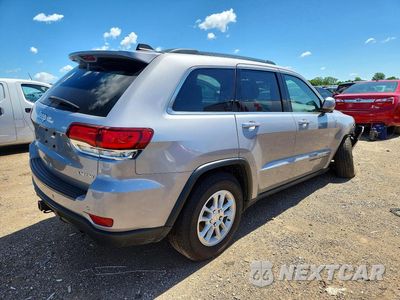 Trzecie zdjęcie samochodu z tyłu: 2020 JEEP GRAND CHEROKEE LAREDO VIN:1C4RJFAG0LC121746 - miniatura