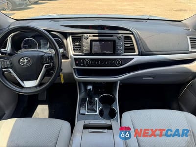 Zdjęcie 10 z 12 samochodu: 2018 TOYOTA HIGHLANDER LE VIN:5TDBZRFH1JS833126 - miniatura