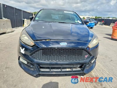 Piąte zdjęcie samochodu w środku: 2017 FORD FOCUS ST VIN:1FADP3L94HL221447 - miniatura
