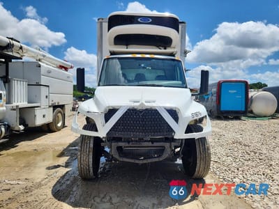 Piąte zdjęcie samochodu w środku: 2023 INTERNATIONAL MV607 REFRIGERATED BOX TRUCK VIN:3HAEUMML6PL262510 - miniatura
