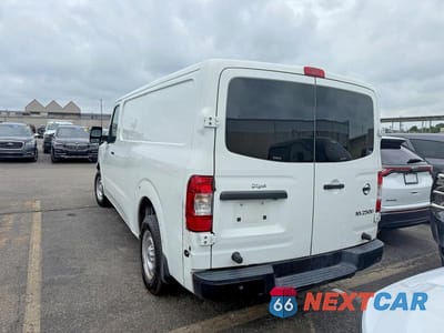 Trzecie zdjęcie samochodu z tyłu: 2020 NISSAN NV 2500 HD S VIN:1N6BF0KY0LN809481 - miniatura