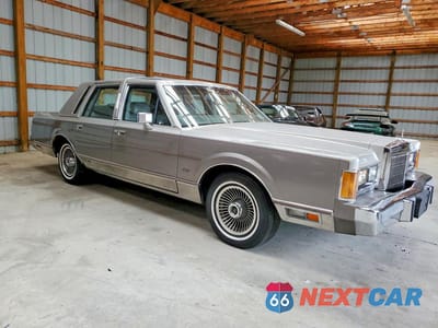 Czwarte zdjęcie samochodu z boku: 1989 LINCOLN TOWN CAR EXECUTIVE L VIN:1LNBM83F7KY627418 - miniatura