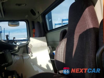 Zdjęcie 6 z 10 samochodu: 2023 VOLVO VNR - SEMI TRUCK VIN:4V4WC9EH2PN341292 - miniatura