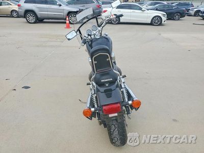 Czwarte zdjęcie samochodu z boku: 2001 HONDA VF750 C VIN:JH2RC43041M700378 - miniatura