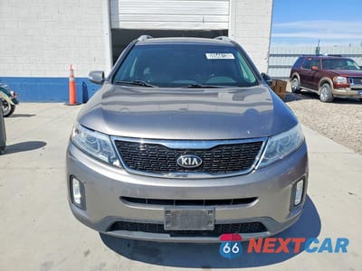 Piąte zdjęcie samochodu w środku: 2015 KIA SORENTO LX VIN:5XYKTCA67FG561660 - miniatura