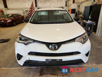 Piąte zdjęcie samochodu w środku: 2018 TOYOTA RAV4 LE VIN:JTMBFREV6JJ232730 - miniatura