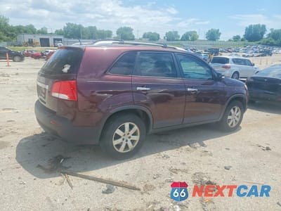 Trzecie zdjęcie samochodu z tyłu: 2013 KIA SORENTO LX VIN:5XYKT4A25DG325329 - miniatura